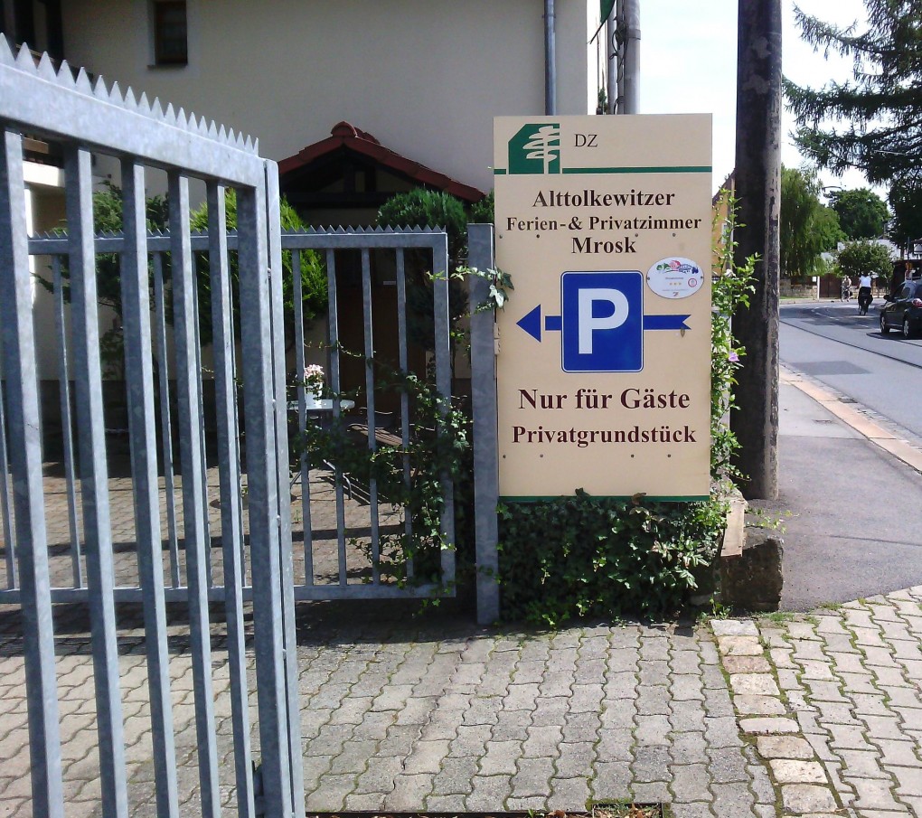 privatzimmerdd-einfahrt.parkplatz