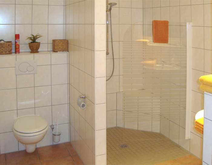 Zimmer 1 und 2 - Dusche und WC