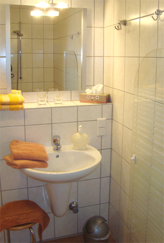 Zimmer 1 und 2 Waschtisch